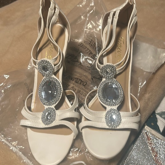 Forever selected by Paula Abdul. Size 10. Beautiful dress sandals. - Picture 1 of 3